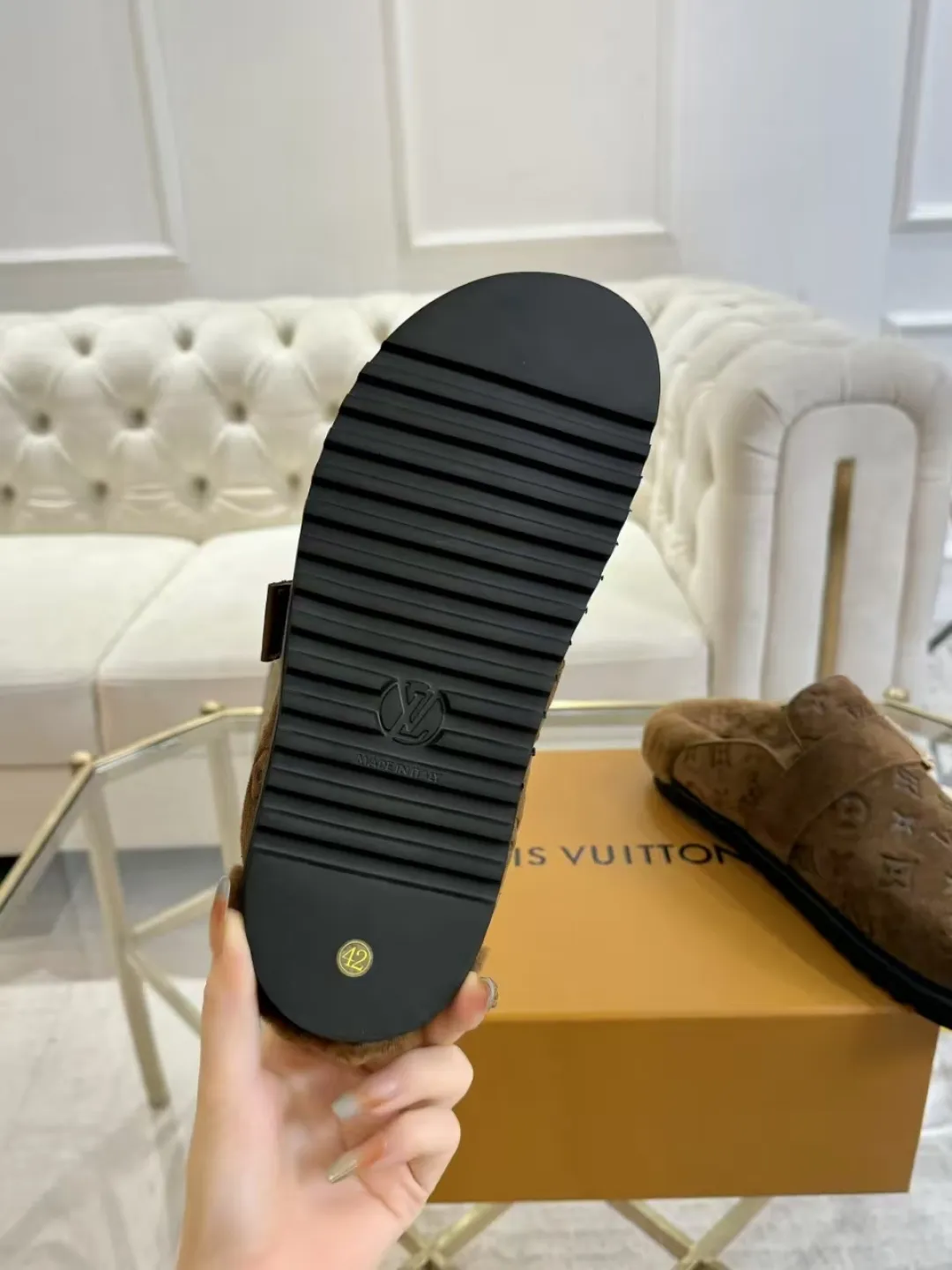 p600✨ LV Couple’s Wool Slippers｜Full of high-end feel, the soles of your feet are luxurious✨ We have achieved the ultimate restoration of the "higher version" of this pair of LV classic toe-toe slippers! 👫💫 🌟 The core advantages are clear at a glance: ✔️ Original jacquard + cowhide fabric, delicate texture, high-end at first glance; ✔️ 280% pure wool lining, wearing barefoot is like stepping on clouds ☁️, soft and skin-friendly and not sweaty; ✔️ Non-slip rubber bottom + three-dimensional toe design, super stable for walking, fashionable and practical!  👀 Must-have attention to detail: Belt buckle + classic LV presbyopic elements, revealing the aura of a big-name brand in a low-key manner ~ Whether it is a couple dating or a trip with besties, both of them are the focus when they go out👟💖 ✨ Easily match the wardrobe: jeans + sweaters, lazy and casual style ✔️ Coat + skirt, refined and elegant ✔️ One pair of shoes can handle a variety of styles, and the sense of luxury is never artificial ~ #LV slippers #couple outfit #High-End Customization #Quality Shoes Recommendation Fabric: Yangjing/classic jacquard fabric Lining: Imported wool lining Sole: Original rubber sole Size: Female 35-41 Male 38-46